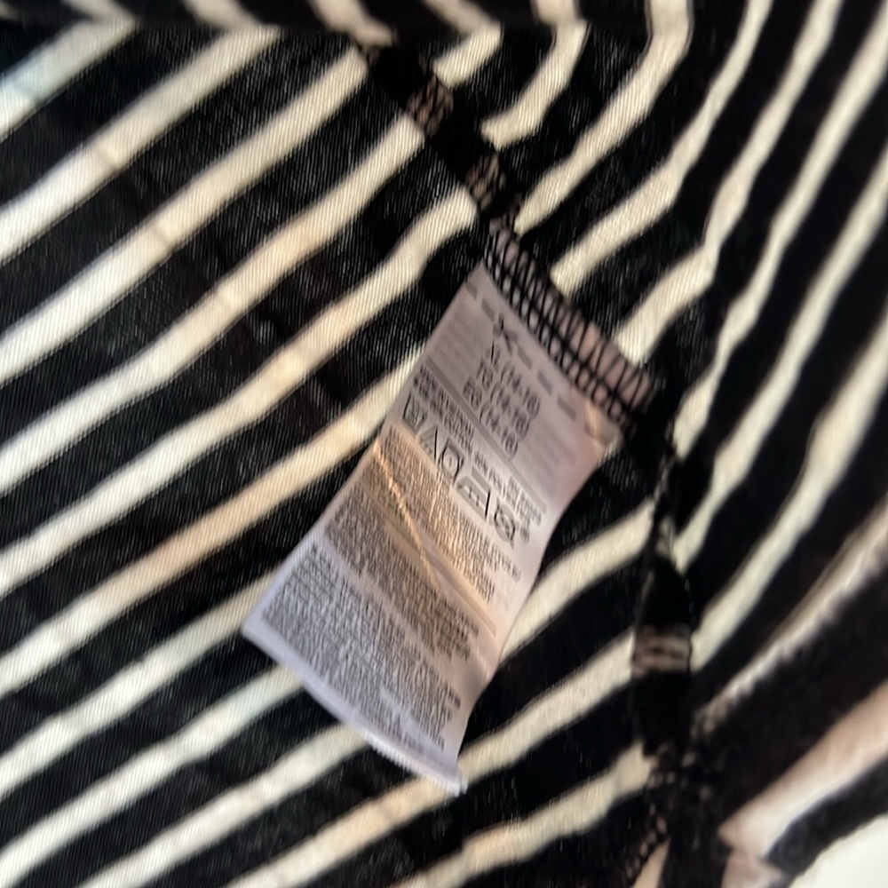 Girls Old Navy Black and White Striped Tee - Picture 3 of 4